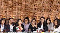 Bertemu sahabatnya secara berkala juga menjadi agenda wajib yang tidak boleh dilewatkan. Memesan meja untuk banyak orang selalu dilakukannya saat berkumpul untuk makan di restoran bersama teman-teman tercintanya. Foto: Instagram/gracetahirs