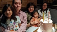 Selain makan malam, momen perayaan ulang tahun yang hanya dilakukan satu kali setahun juga menjadi agenda wajib bagi Grace. Merayakan ulang tahun anaknya, Grace berkumpul bersama keluarga kecilnya. Foto: Instagram/gracetahirs