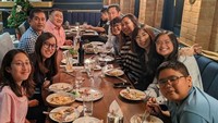 Makan bersama keluarganya adalah waktu yang tidak boleh dilewatkan untuk Grace. Mengajak serta seluruh anaknya, Grace tampak berbahagia menikmati makan malam yang disajikan. Foto: Instagram/gracetahirs