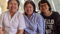 Bersama orang-orang terdekatnya, Grace juga sering menghabiskan waktu bersama. Sekadar minum santai di kafe yang tenang menjadi caranya untuk tetap berkomunikasi dengan kerabatnya. Foto: Instagram/gracetahirs