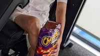 Grace Tahir yang juga aktif menjadi pebisnis ternyata juga punya kepribadian yang seru. Dengan gayanya yang nyeleneh, ia pernah memamerkan cara makan makanan ringan yang begitu kocak. Foto: Instagram/gracetahirs
