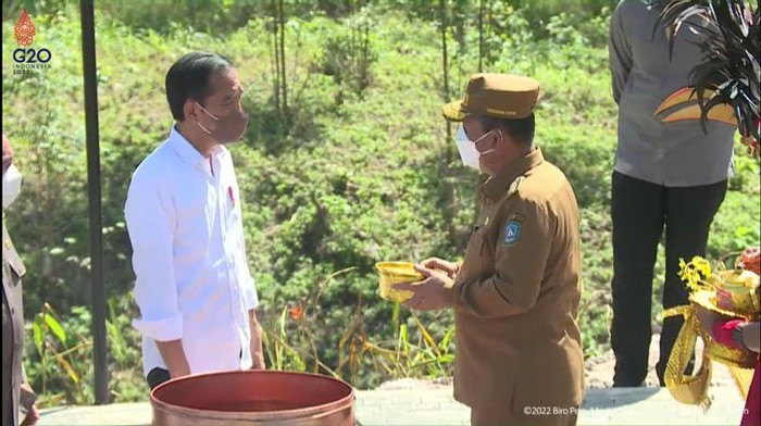 Gubernur Kepri menyerahkan tanah dan air ke Jokowi.