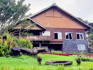 Penampakan Nonik Bergaun Eropa-Pesta di Rumah Peninggalan Meneer