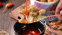 Melipir sedikit ke Bogor, ada Caddie ID yang jual telur gulung kekinian. Disajikan seperti takoyaki yang ada katsuobushinya, dengan saus dan mayo enak. Kisaran harganya dari Rp 5.000 saja. Foto: Site News/Public Domain