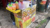 Telor Gulung Mr. TG, yang ada di sekitar stasiun Pondok Cina jadi jajanan favorit bagi pengguna kereta. Di sini bisa pesan telur gulung polos, telur gulung pakai bihun, sampai telur gulung isi sosis. Harganya dari Rp 1.000 saja.  Foto: Site News/Public Domain