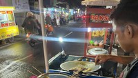 Telur Gulung Tegal Parang, berjualan di jalanan Tegal Parang yang ramai jajanan kaki lima. Di sini kebanyakan orang pesan telur gulung isi bihun, sampai telur gulung otak-otak. Harganya mulai dari Rp 1.000. Foto: Site News/Public Domain