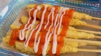 Telur Gulung Aa Condet, yang ada di Condet punya gerobak berwarna kuning yang tarik perhatian. Menunya ada telur isi bihun, telur polos, telur sosis dan masih banyak lagi. Bumbu BBQ hingga saus juga ada di sini. Harganya mulai dari Rp 1.000. Foto: Site News/Public Domain