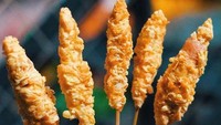 Jualan aneka jajanan dan telur gulung, Cilor dan Telur Gulung Fa’nes di Pinang Ranti ini punya menu telur gulung polos, sampai cilor yang digulung dengan telur goreng. Harganya dari Rp 1.000 per tusuk. Foto: Site News/Public Domain