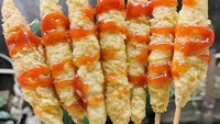 Telur Gulung Mas Bara di Kemayoran Gempol, tawarkan menu telur gulung polos, telur gulung sosis, sampai kombinasi menu telur gulung, sosis goreng dan kentang goreng. Harganya Rp 10.000 isi 8 tusuk. Foto: Site News/Public Domain