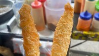 Kalau sedang main ke daerah Pasar Rebo, jangan lupa jajan di Telor Gulung Bang Gendroy. Telur gulung kaki lima paling hits, di sini bisa pakai bumbu bubuk BBQ, jagung bakar, balado hingga saus pedas. Harganya Rp 1.000 per tusuk. Foto: Site News/Public Domain