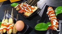 Telur Gulung Ovi yang berjualan di Kramat Jati ini cukup laris di aplikasi ojek online. Menu yang ditawarkan ada telur gulung polos, sampai telur gulung sosis dengan tambahan saus dan mayo. Kisaran harganya dari Rp 1.000. Foto: Site News/Public Domain