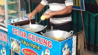 Telur Gulung Kayu Manis ini, letaknya memang berada di Jalan Kayu Manis. Menu yang ditawarkan ada bihun gulung telur, nugget telur gulung, kornet telur gulung, sosis telur gulung, dan telur murni. Harganya hanya Rp 1.000 lho. Foto: Site News/Public Domain