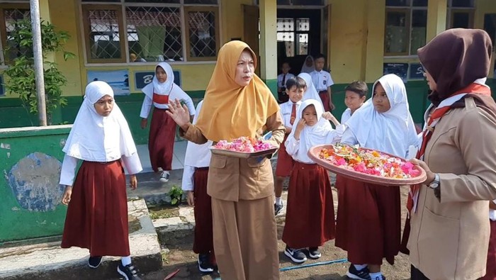 Guru dan siswa di tempat Hasan-Husen sekolah.
