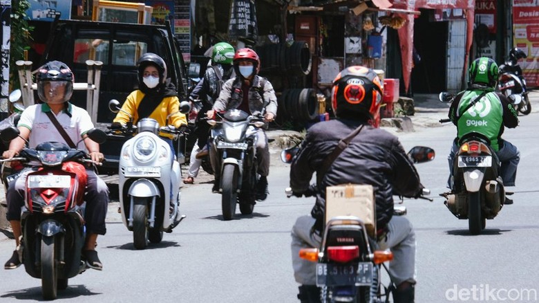 Haduh, Bikers Lawan Arus Nggak Ada Kapoknya Sejumlah pemotor melawan arus di kolong Flyover Ciputat, tepatnya di Jalan Ir H Juanda, Tangerang Selatan, Senin (14/3/2022) pukul 12.00 WIB.