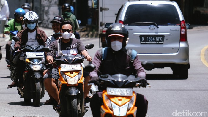 Sejumlah pemotor melawan arus di kolong Flyover Ciputat, tepatnya di Jalan Ir H Juanda, Tangerang Selatan, Senin (14/3/2022) pukul 12.00 WIB.