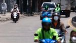 Enggan Memutar Jauh, Bikers Pilih Lawan Arus di Kolong Ciputat