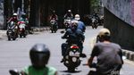 Enggan Memutar Jauh, Bikers Pilih Lawan Arus di Kolong Ciputat