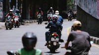 Polisi beberapa kali sudah menilang pelanggar. Tetapi pemotor bandel ini seakan tidak kapok. Haduh!