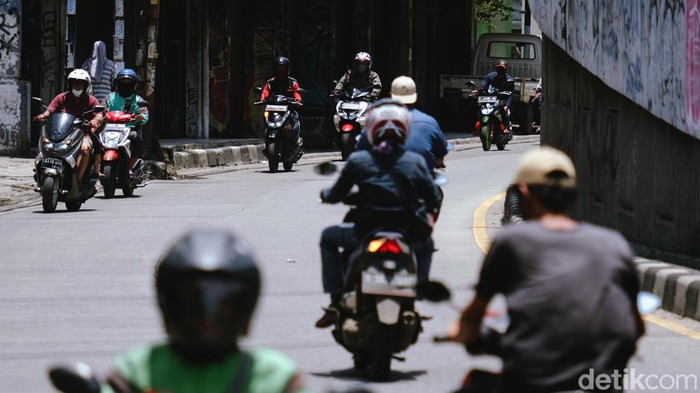 Haduh, Bikers Lawan Arus Nggak Ada Kapoknya Sejumlah pemotor melawan arus di kolong Flyover Ciputat, tepatnya di Jalan Ir H Juanda, Tangerang Selatan, Senin (14/3/2022) pukul 12.00 WIB.
