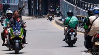 Sejumlah pemotor melawan arus di kolong Flyover Ciputat, tepatnya di Jalan Ir H Juanda, Tangerang Selatan, Senin (14/3/2022) pukul 12.00 WIB.