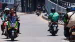 Enggan Memutar Jauh, Bikers Pilih Lawan Arus di Kolong Ciputat