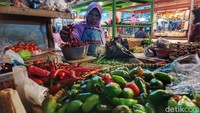 Pedagang Pasar Cicalengka, Onah (57) mengatakan harga cabai rawit saat ini tidak menentu. Namun kata dia, saat ini harganya stabil di Rp 70 ribu per kilogram.