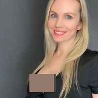 Inilah potret Holly Jane. Di media sosialnya dia tak segan mengunggah foto-foto seksi. Ibu empat anak itu juga jualan konten sensual di OnlyFans. Foto: dok. Instagram/@therealhollyj