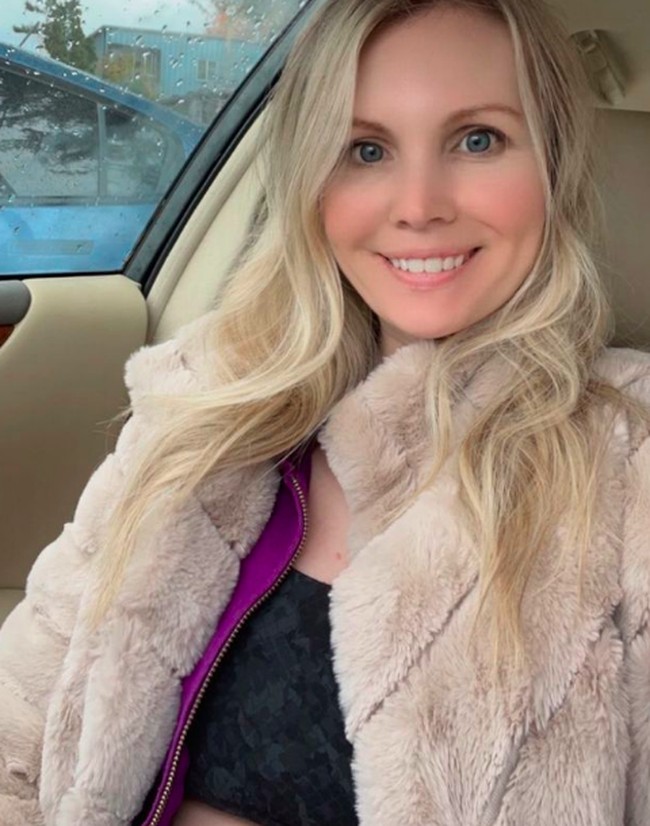 Namun kini dia ingin dunia mengetahui profesi sebenarnya. Dia adalah seorang model dewasa dan bintang porno. Foto: dok. Instagram/@therealhollyj