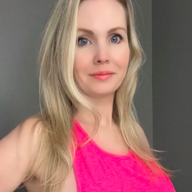 “Agama telah memutuskan ini salah, bukan tuhan. Saya adalah seorang model telanjang dan membuat film erotis, tidak ada hal yang ilegal tentang hal itu,” ucapnya, seperti dikutip dari Daily Star. Foto: dok. Instagram/@therealhollyj