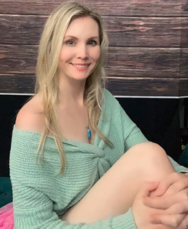 Holly mengaku sebagai penganut keyakinan Mormon yang taat. Holly mengungkapkan bahwa dia tidak hanya sekadar aktif pada kebaktian gereja setiap hari minggu. Dia orang yang aktif di organisasi gereja, bahkan melakukan misionaris gereja atau penyebar agama. Foto: dok. Instagram/@therealhollyj