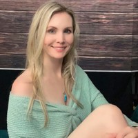 Holly mengaku sebagai penganut keyakinan Mormon yang taat. Holly mengungkapkan bahwa dia tidak hanya sekadar aktif pada kebaktian gereja setiap hari minggu. Dia orang yang aktif di organisasi gereja, bahkan melakukan misionaris gereja atau penyebar agama. Foto: dok. Instagram/@therealhollyj