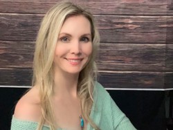 Foto: Kontroversi Model Tanpa Busana, Kini Takut Dikeluarkan dari Gereja