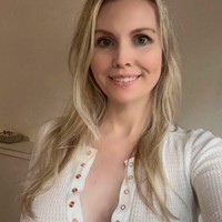 Kini setelah pengakuannya, Holly Jane mengaku takut dikeluarkan dari gereja. Foto: dok. Instagram/@therealhollyj