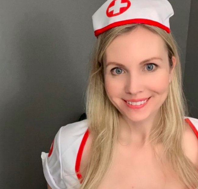 Teman-teman telah memperingatkanku bahwa jika cerita ini mendapat perhatian nasional, gereja akan melihatnya dan aku mungkin akan dikucilkan,” ucap Holly, seperti dikutip dari Huffington Post. Foto: dok. Instagram/@therealhollyj