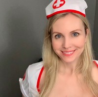 Teman-teman telah memperingatkanku bahwa jika cerita ini mendapat perhatian nasional, gereja akan melihatnya dan aku mungkin akan dikucilkan,” ucap Holly, seperti dikutip dari Huffington Post. Foto: dok. Instagram/@therealhollyj