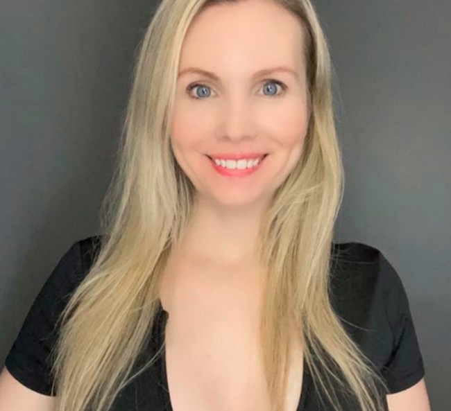 Namun di sisi lain, Holly tidak ingin merahasiakan pekerjaannya. Meski menjadi kontroversi dan pekerjaannya mendapatkan tentangan, namun dirinya tetaplah orang yang religius. Foto: dok. Instagram/@therealhollyj