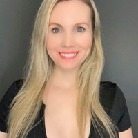 Namun di sisi lain, Holly tidak ingin merahasiakan pekerjaannya. Meski menjadi kontroversi dan pekerjaannya mendapatkan tentangan, namun dirinya tetaplah orang yang religius. Foto: dok. Instagram/@therealhollyj