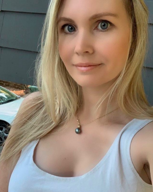 “Aku akan menjadi contoh yang berani jujur sebagai pekerja seks, dan akan terus menghadiri gereja dengan kepala tegak,” tegasnya. Foto: dok. Instagram/@therealhollyj