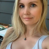 “Aku akan menjadi contoh yang berani jujur sebagai pekerja seks, dan akan terus menghadiri gereja dengan kepala tegak,” tegasnya. Foto: dok. Instagram/@therealhollyj