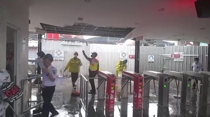 Hujan deras disertai angin kencang juga mengakibatkan plafon di Stasiun Rawa Buntu ambrol. (Screenshot video viral)