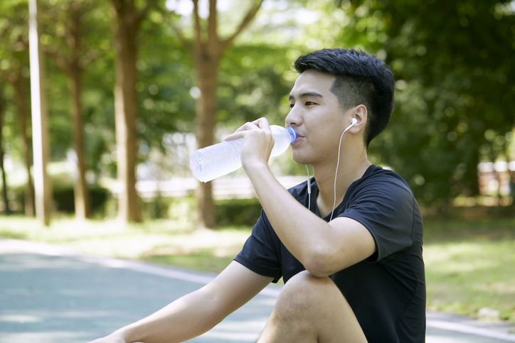 Hukum minum langsung dari botol kemasan