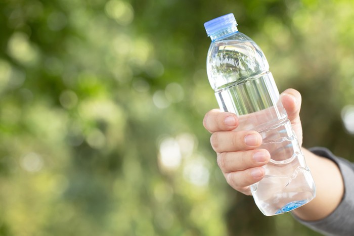 Hukum minum langsung dari botol kemasan