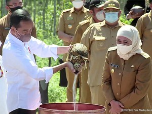 Gubernur Khofifah Satukan Tanah dan Air dari Bumi Majapahit di Kendi Nusantara
