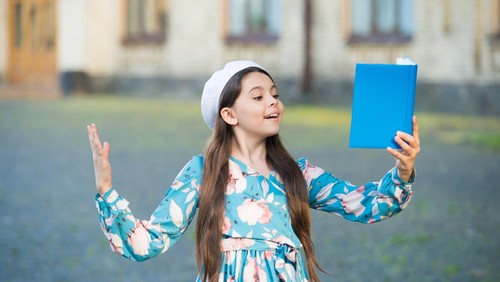 Ilustrasi anak membaca puisi atau syair