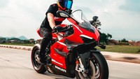 Moge lainnya yang disita polisi yaitu Ducati Superleggera V4. Motor berwarna merah ini pun kerap dipamerkan Doni Salmanan di akun instagramnya karena memiliki performa gahan dengan mesin berkonfigurasi V8 998cc, serta tenaga maksimal motor ini mencapai 234 dk.