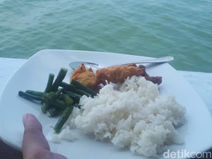 Sensasi Sarapan di Kapal Pinisi Sambil Arungi Laut Madura