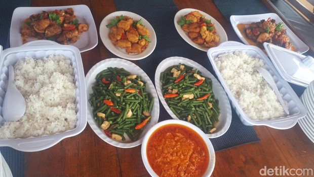 Pasti ada banyak hal yang belum pernah detikers lakukan. Mungkin sarapan di atas Kapal Pinisi salah satunya.
