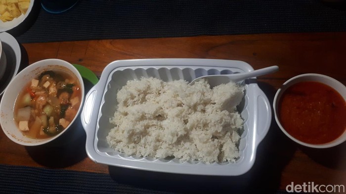 Selamat makan malam detikers. Juga selamat membayangkan rasanya makan malam di tengah laut Madura, di bawah sinar rembulan.