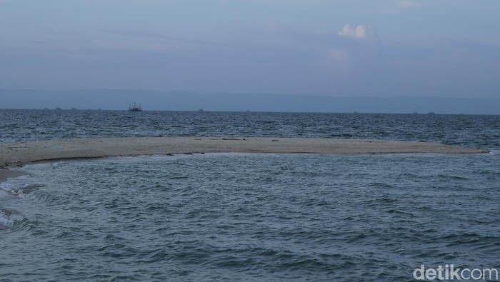 Gili Pandan merupakan pulau kecil yang berada di selatan Pulau Madura. Pulau yang tak berpenghuni ini masuk Kecamatan Gili Genting, Kabupaten Sumenep.