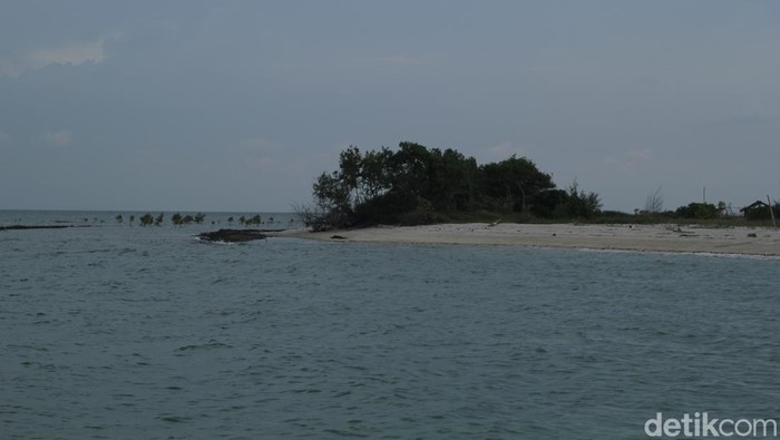 Gili Pandan merupakan pulau kecil yang berada di selatan Pulau Madura. Pulau yang tak berpenghuni ini masuk Kecamatan Gili Genting, Kabupaten Sumenep.